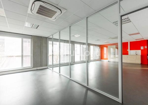 Bureaux à louer à Roubaix immeuble récent proche métro et axes rapides