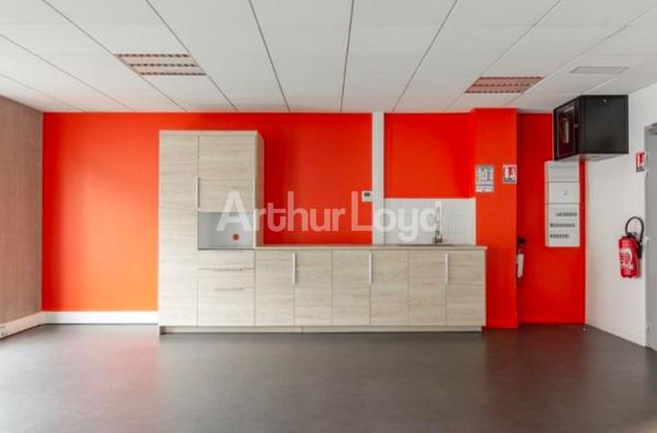 Bureaux à louer à Roubaix immeuble récent proche métro et axes rapides
