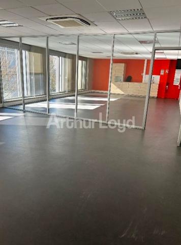 Bureaux à louer à Roubaix immeuble récent proche métro et axes rapides
