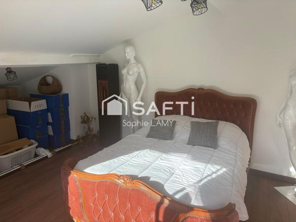 Grande maison rénovée sur parcelle avec piscine