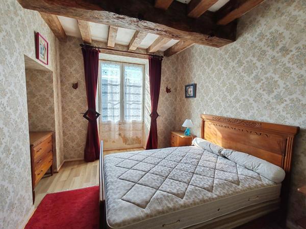 Ancien presbytère  avec ses dépendances et son terrain !