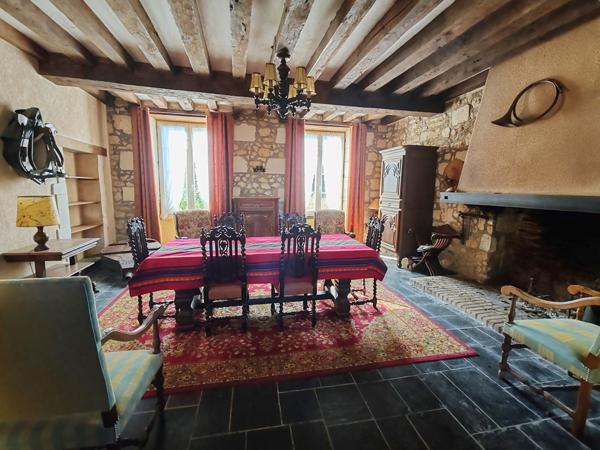 Ancien presbytère  avec ses dépendances et son terrain !