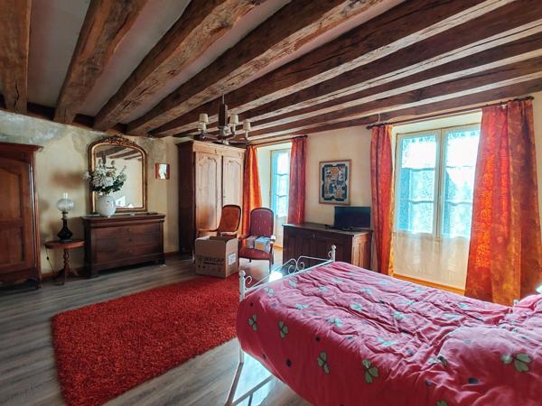 Ancien presbytère  avec ses dépendances et son terrain !