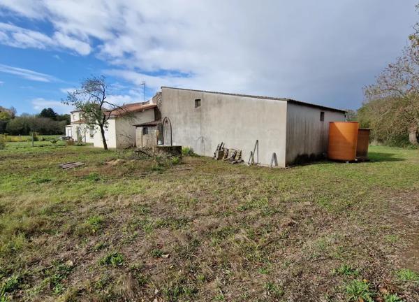 TRES BEAU POTENTIEL en village, au calme à 2 km du centre-vi