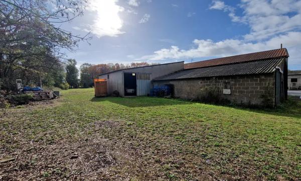TRES BEAU POTENTIEL en village, au calme à 2 km du centre-vi