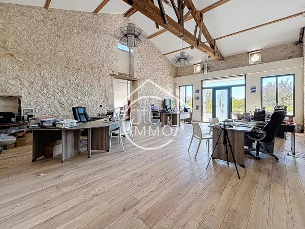 FOUGUEYROLLES – Ensemble professionnel d’environ 880 m² avec hangars, bureaux et local à rénover
