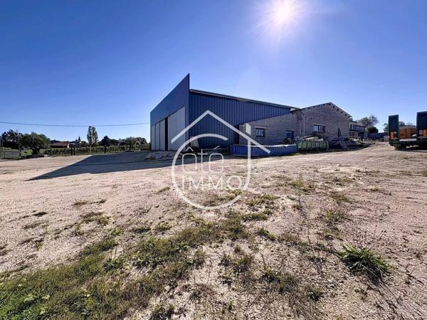 FOUGUEYROLLES – Ensemble professionnel d’environ 880 m² avec hangars, bureaux et local à rénover