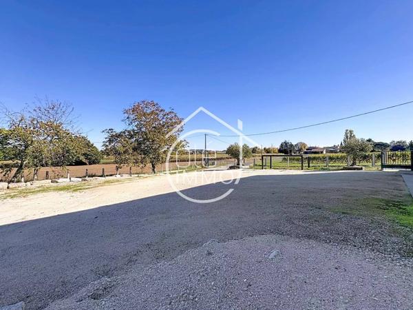 FOUGUEYROLLES – Ensemble professionnel d’environ 880 m² avec hangars, bureaux et local à rénover