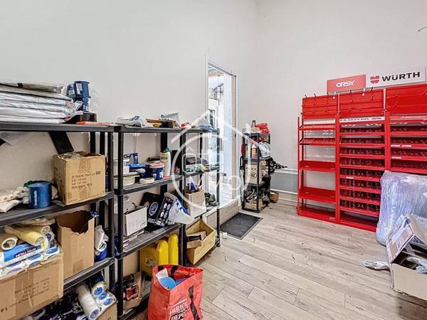 FOUGUEYROLLES – Ensemble professionnel d’environ 880 m² avec hangars, bureaux et local à rénover