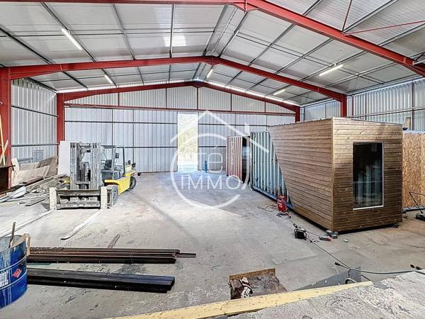 FOUGUEYROLLES – Ensemble professionnel d’environ 880 m² avec hangars, bureaux et local à rénover