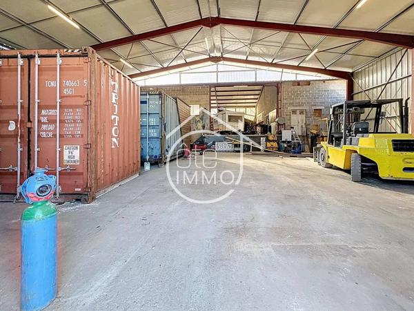 FOUGUEYROLLES – Ensemble professionnel d’environ 880 m² avec hangars, bureaux et local à rénover