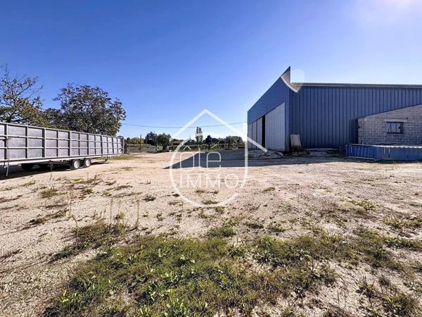FOUGUEYROLLES – Ensemble professionnel d’environ 880 m² avec hangars, bureaux et local à rénover