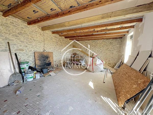FOUGUEYROLLES – Ensemble professionnel d’environ 880 m² avec hangars, bureaux et local à rénover