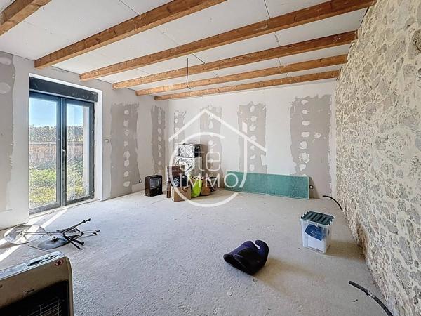 FOUGUEYROLLES – Ensemble professionnel d’environ 880 m² avec hangars, bureaux et local à rénover