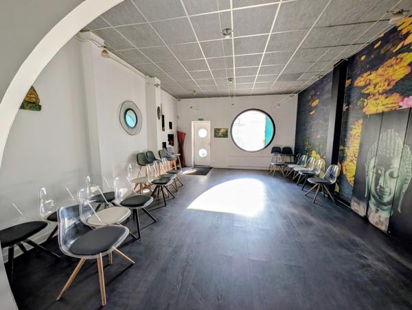 Local Commercial
        
        - 93 m² 179 990 € *