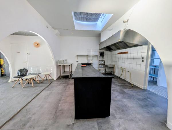Local Commercial
        
        - 93 m² 179 990 € *