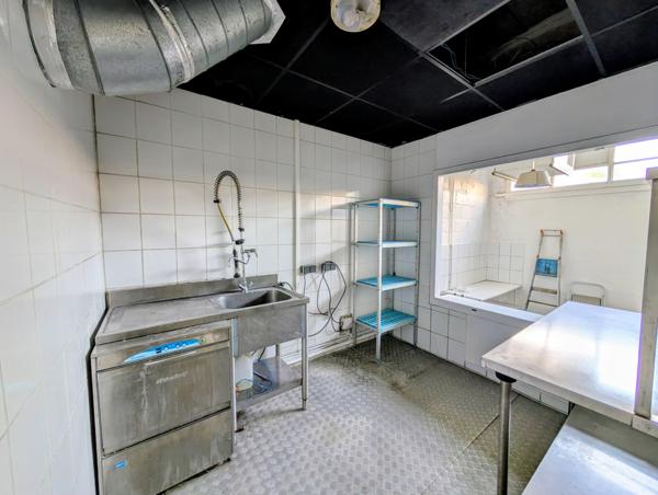 Local Commercial
        
        - 93 m² 179 990 € *