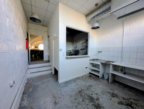 Local Commercial
        
        - 93 m² 179 990 € *