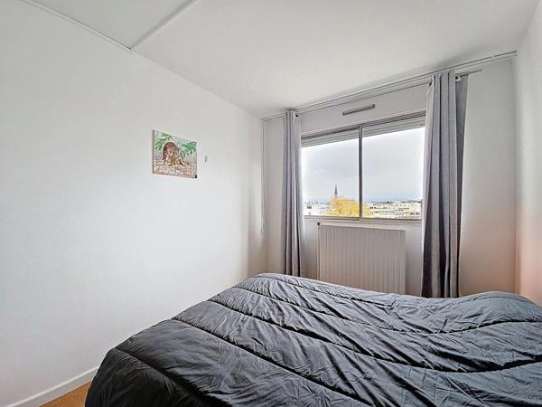 Appartement lumineux 5 pièce(s) 100.97 m² avec cave et ascenseur.