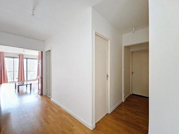 Appartement lumineux 5 pièce(s) 100.97 m² avec cave et ascenseur.