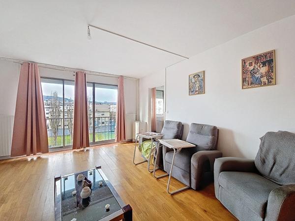 Appartement lumineux 5 pièce(s) 100.97 m² avec cave et ascenseur.