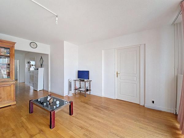 Appartement lumineux 5 pièce(s) 100.97 m² avec cave et ascenseur.