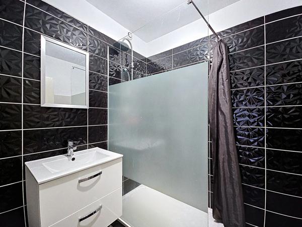 Appartement lumineux 5 pièce(s) 100.97 m² avec cave et ascenseur.