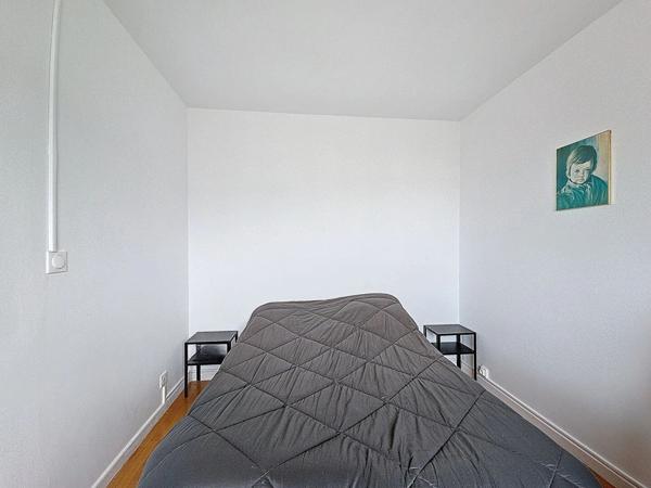 Appartement lumineux 5 pièce(s) 100.97 m² avec cave et ascenseur.