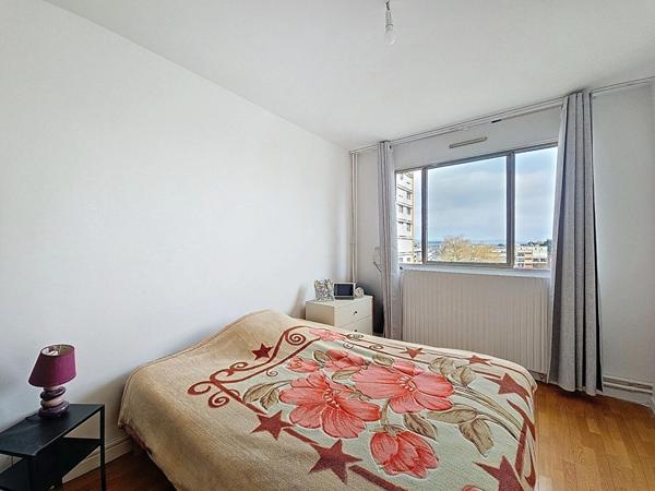 Appartement lumineux 5 pièce(s) 100.97 m² avec cave et ascenseur.