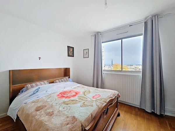 Appartement lumineux 5 pièce(s) 100.97 m² avec cave et ascenseur.