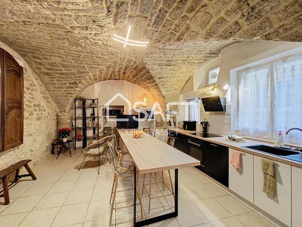 MAISON EN PIERRE AVEC TERRASSE TROPEZIENNE