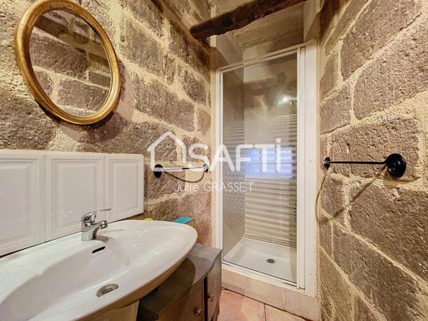 MAISON EN PIERRE AVEC TERRASSE TROPEZIENNE