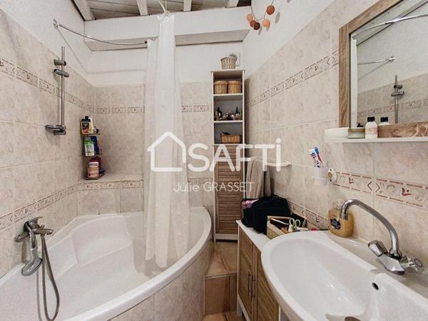 MAISON EN PIERRE AVEC TERRASSE TROPEZIENNE