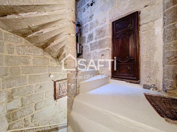 MAISON EN PIERRE AVEC TERRASSE TROPEZIENNE