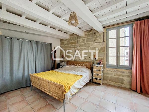 MAISON EN PIERRE AVEC TERRASSE TROPEZIENNE