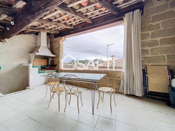 MAISON EN PIERRE AVEC TERRASSE TROPEZIENNE