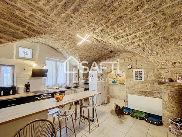 MAISON EN PIERRE AVEC TERRASSE TROPEZIENNE