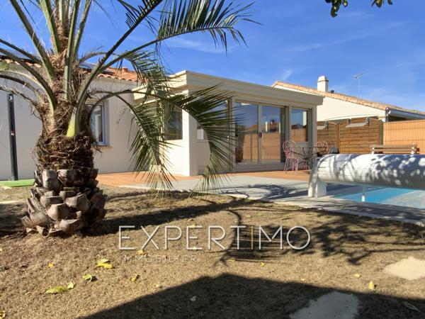 Maison indépendante de plain-pied, T5 de 98 m², trois chambres, véranda, piscine. Proche commerces et plages