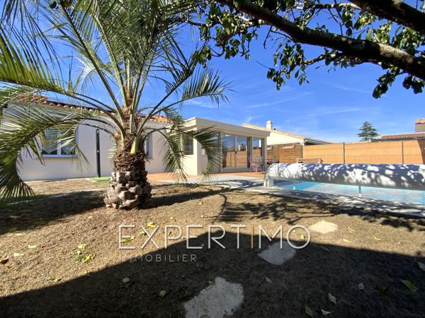 Maison indépendante de plain-pied, T5 de 98 m², trois chambres, véranda, piscine. Proche commerces et plages