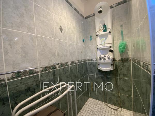 Maison indépendante de plain-pied, T5 de 98 m², trois chambres, véranda, piscine. Proche commerces et plages