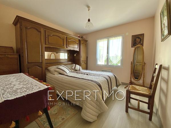 Maison indépendante de plain-pied, T5 de 98 m², trois chambres, véranda, piscine. Proche commerces et plages