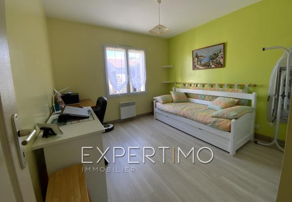 Maison indépendante de plain-pied, T5 de 98 m², trois chambres, véranda, piscine. Proche commerces et plages