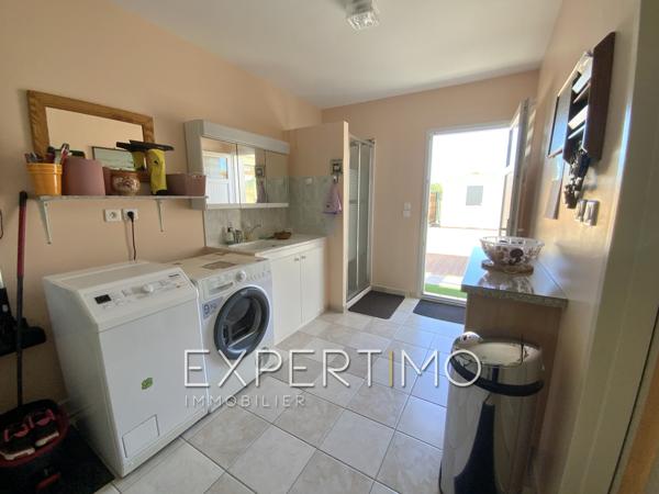 Maison indépendante de plain-pied, T5 de 98 m², trois chambres, véranda, piscine. Proche commerces et plages