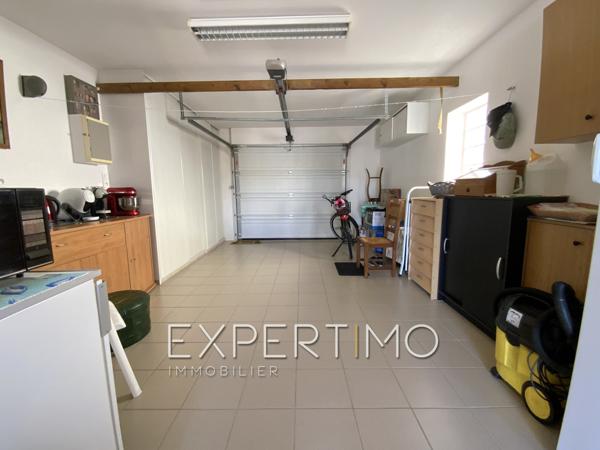 Maison indépendante de plain-pied, T5 de 98 m², trois chambres, véranda, piscine. Proche commerces et plages