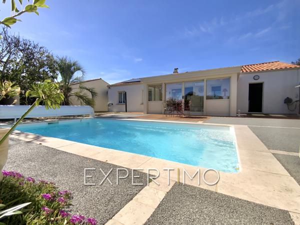 Maison indépendante de plain-pied, T5 de 98 m², trois chambres, véranda, piscine. Proche commerces et plages