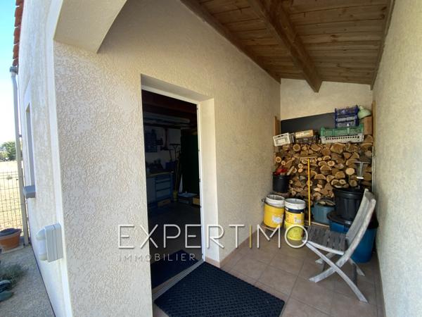 Maison indépendante de plain-pied, T5 de 98 m², trois chambres, véranda, piscine. Proche commerces et plages