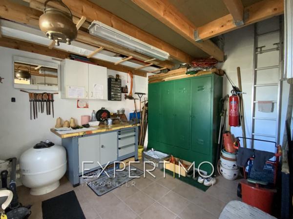 Maison indépendante de plain-pied, T5 de 98 m², trois chambres, véranda, piscine. Proche commerces et plages