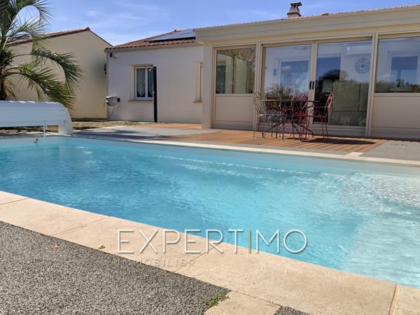 Maison indépendante de plain-pied, T5 de 98 m², trois chambres, véranda, piscine. Proche commerces et plages