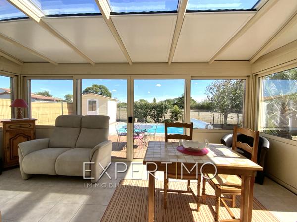 Maison indépendante de plain-pied, T5 de 98 m², trois chambres, véranda, piscine. Proche commerces et plages