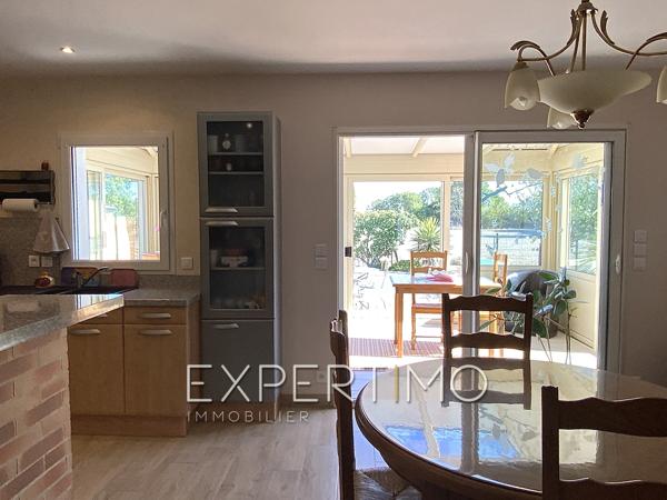 Maison indépendante de plain-pied, T5 de 98 m², trois chambres, véranda, piscine. Proche commerces et plages